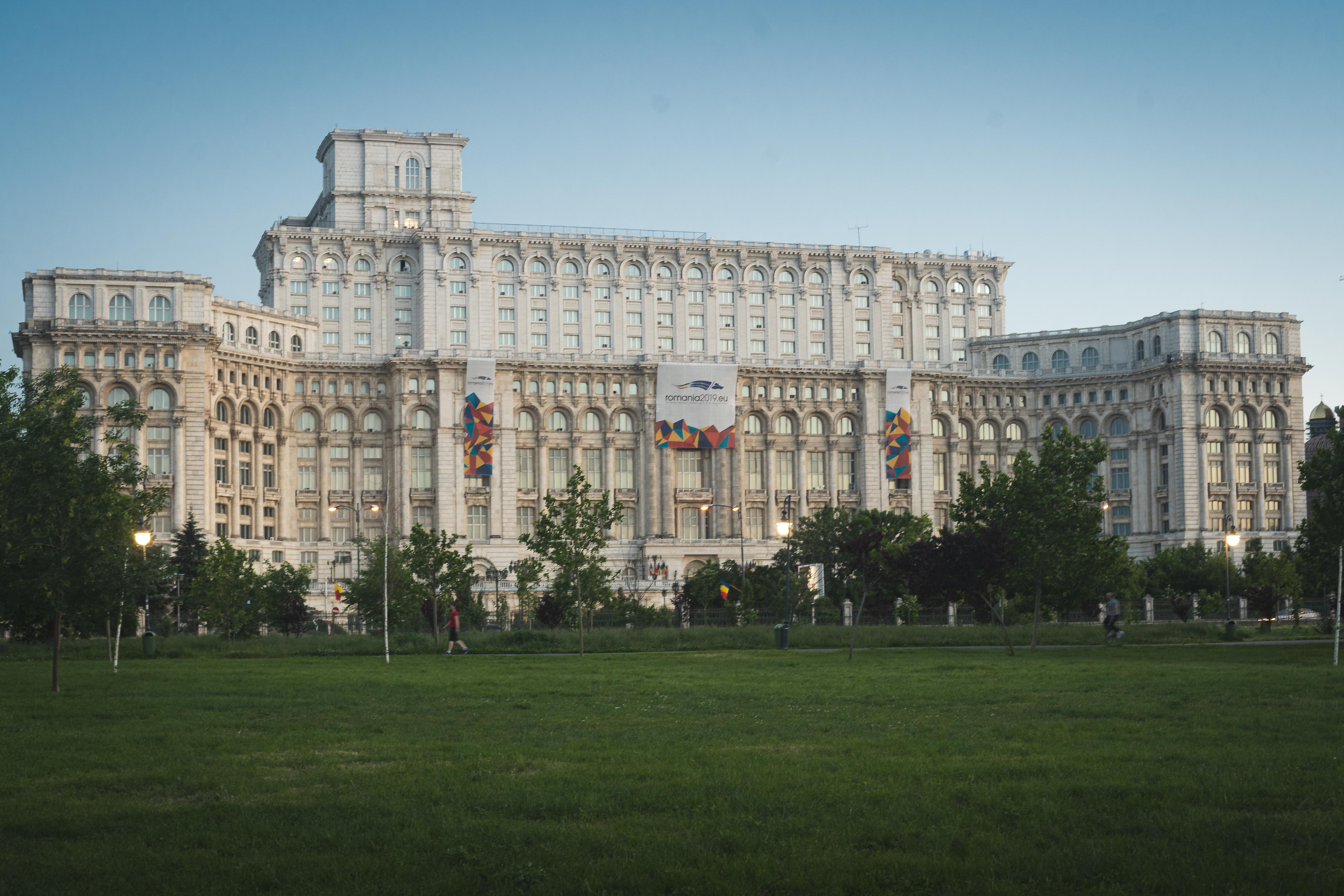 alongtheearth_Bukarest_palace