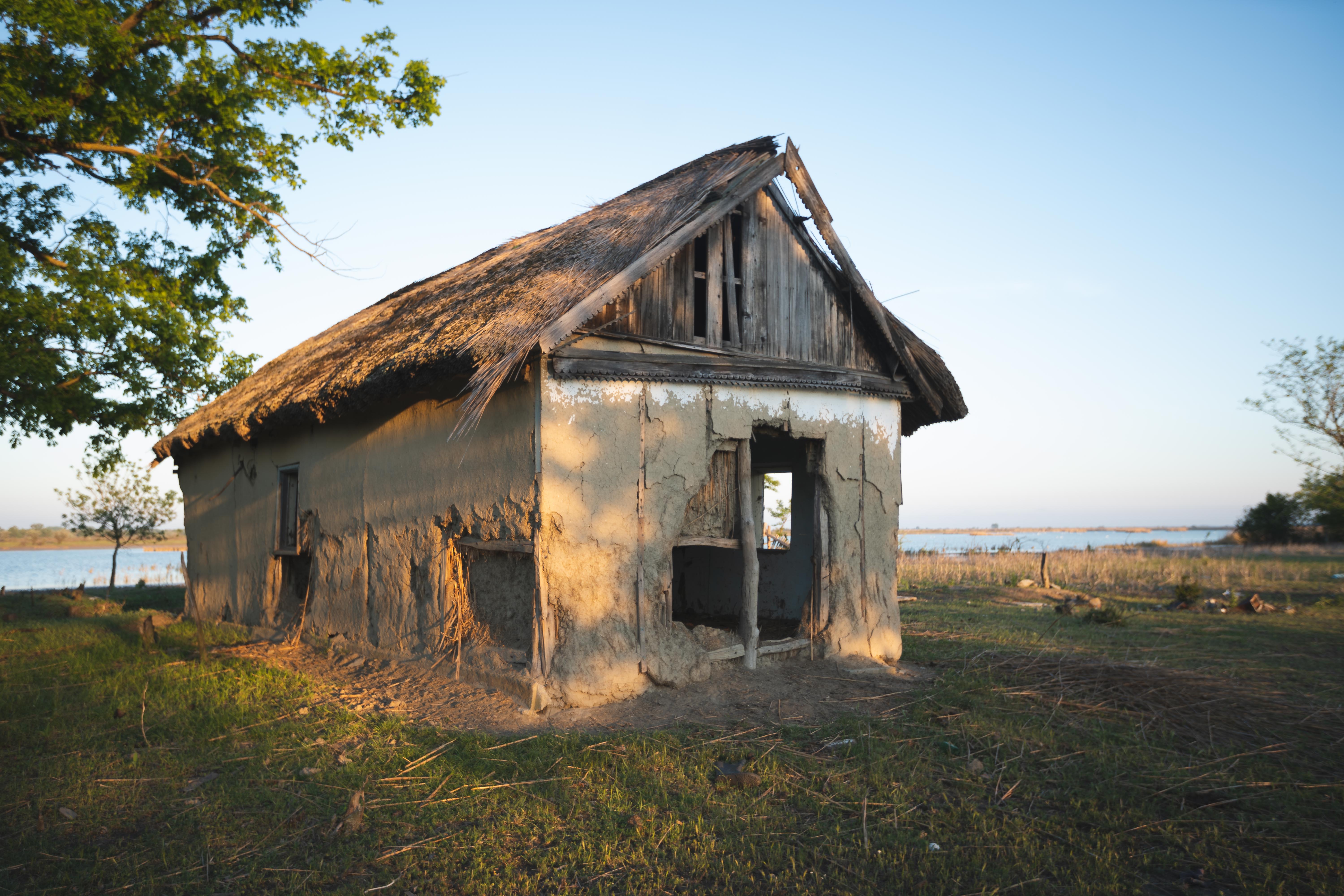 alongtheearth_Periprava_oldhouse
