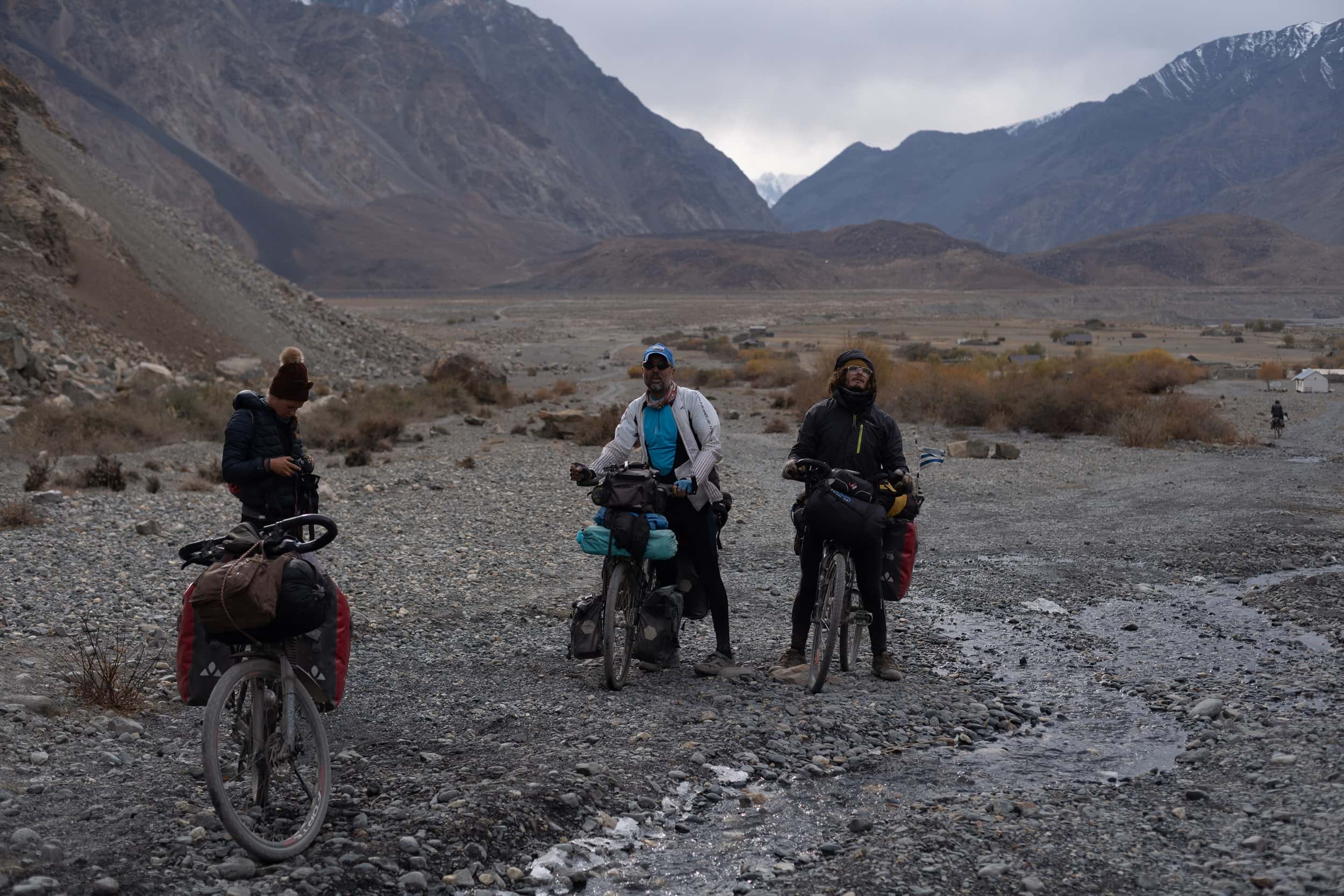 The Bartang Valley cycling crew The Bartang Valley cycling crew