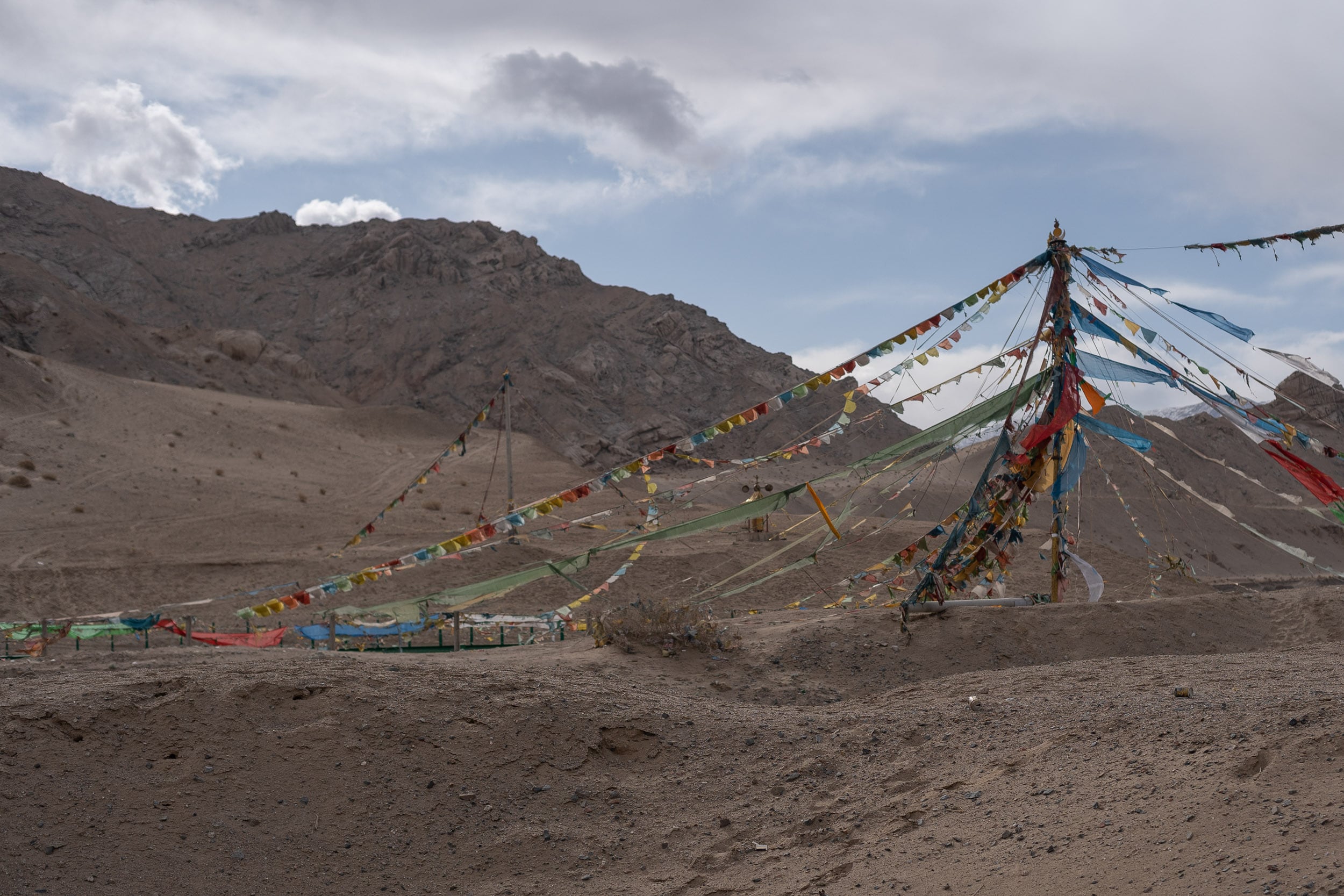 buddhist flags tibetan plateau buddhist flags tibetan plateau