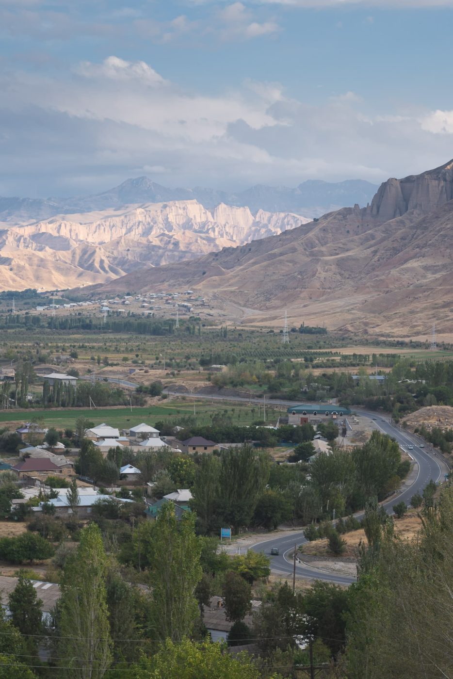 Pamir-mountain-valley